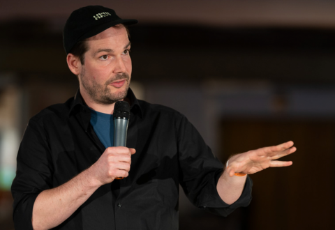 Max Czollek spricht in ein Mikrofon