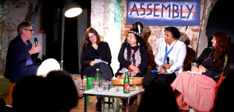 Fünf Menschen bei einer Diskussionsveranstaltung