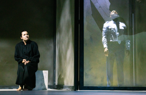 Zwei Schauspieler:innen auf einer Theaterbühne